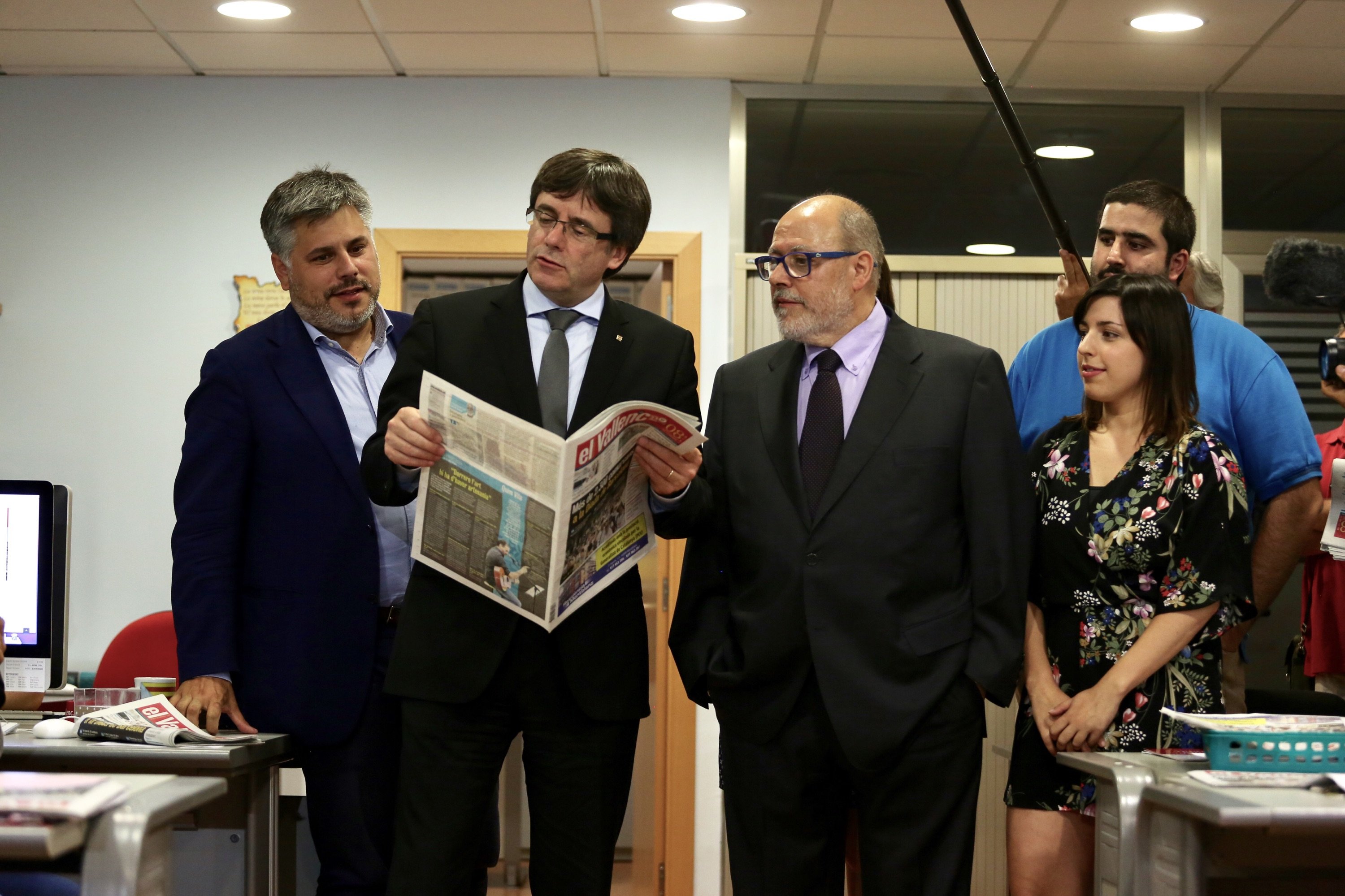 Puigdemont visita 'El Vallenc' i critica la “querellocràcia” del Govern espanyol