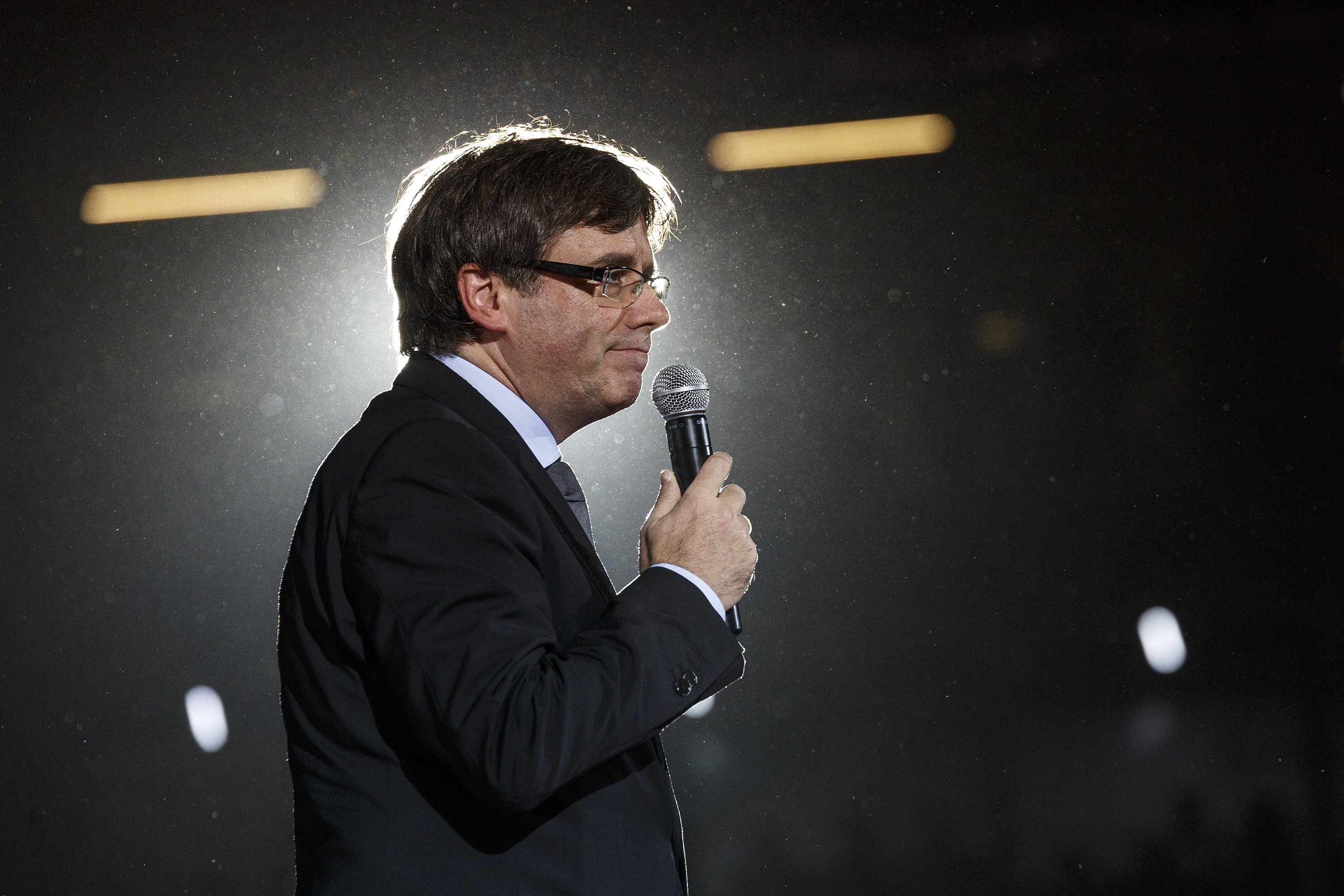 Puigdemont: "Pongamos luz a una oscuridad que hace demasiado que dura"