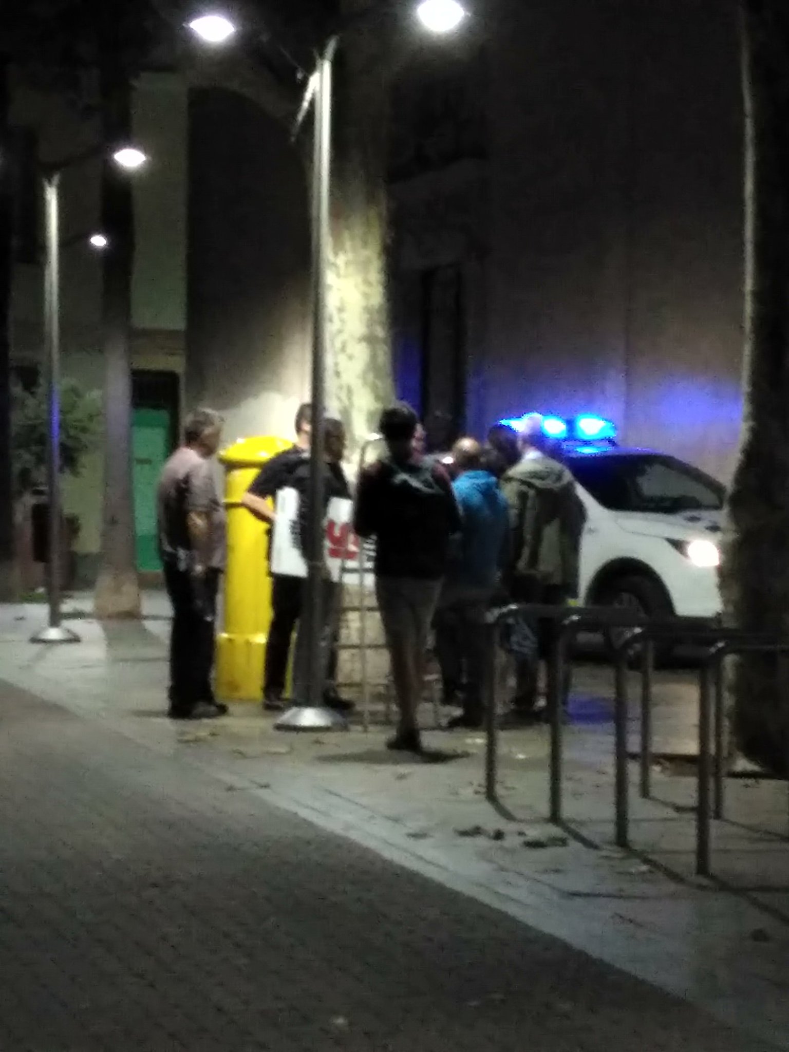 Identificaciones y confiscaciones policiales durante la pegada de carteles del referéndum