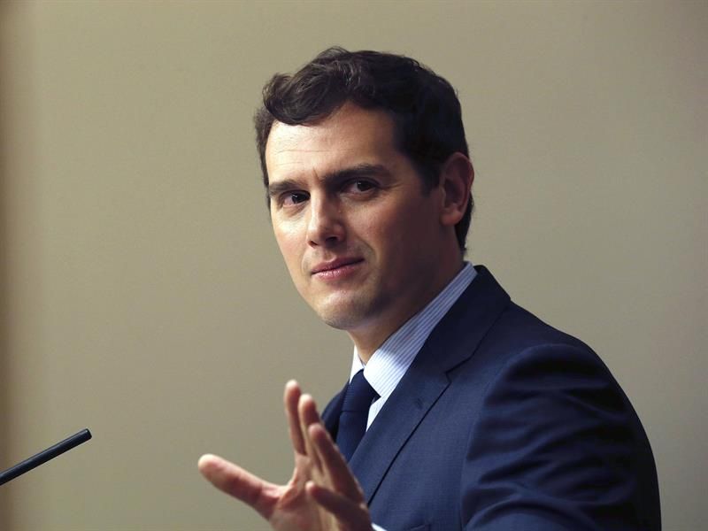 Rivera ofereix la seva crossa de 40 escons davant del Rei