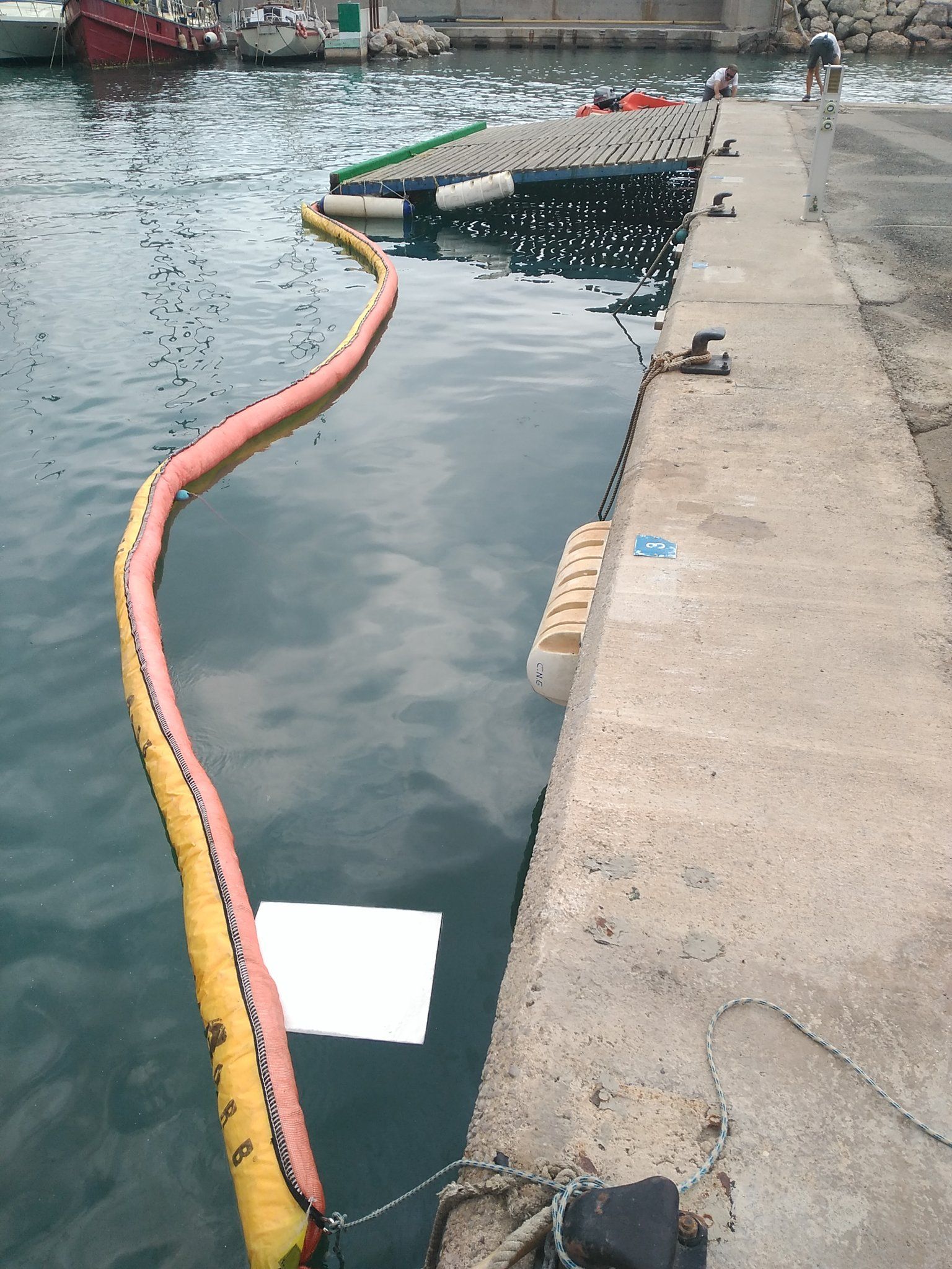 Una fuita de gasoil taca el port del Garraf