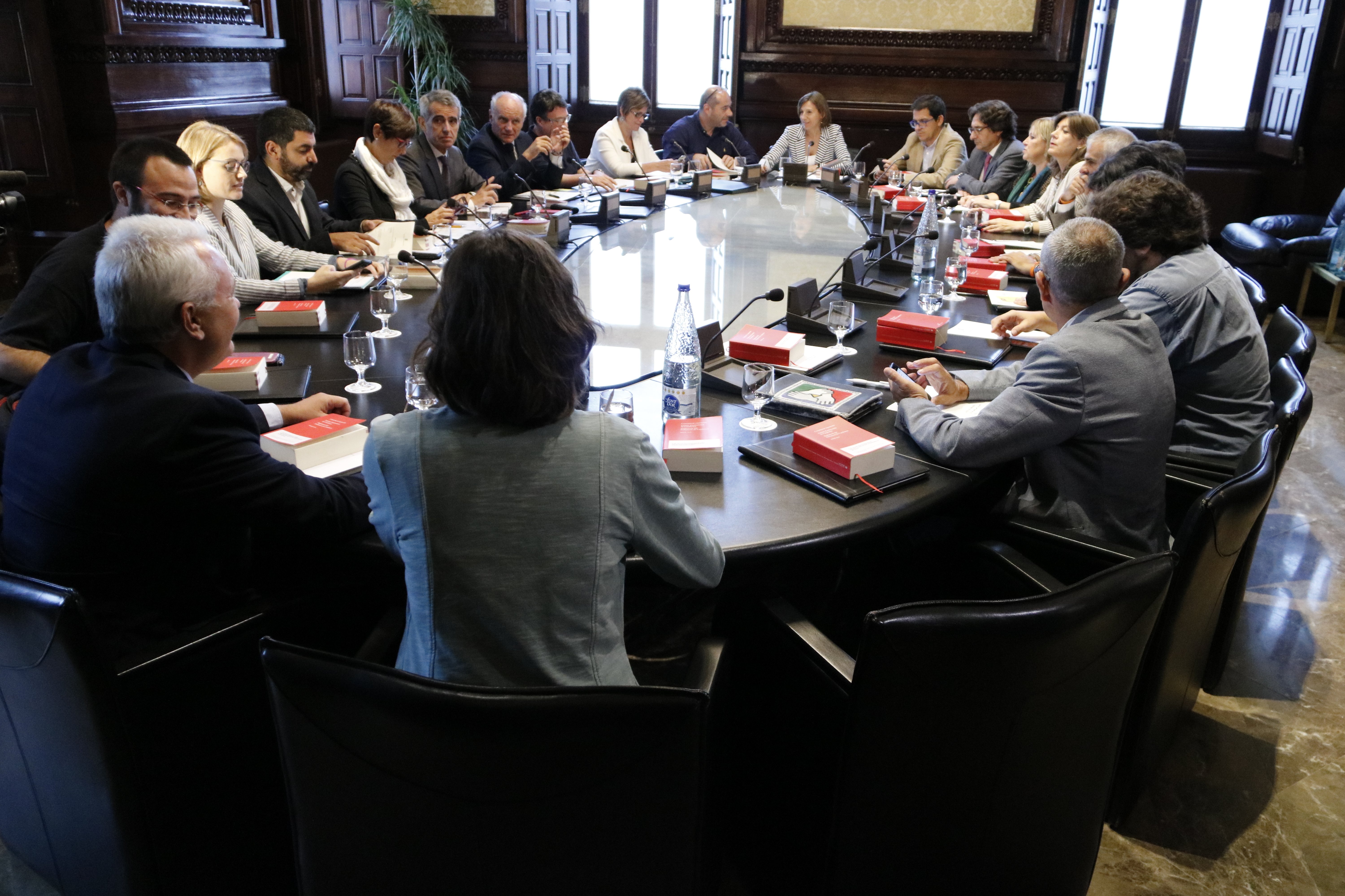 La Mesa del Parlament pospone el pleno de la próxima semana por la campaña del 1-O