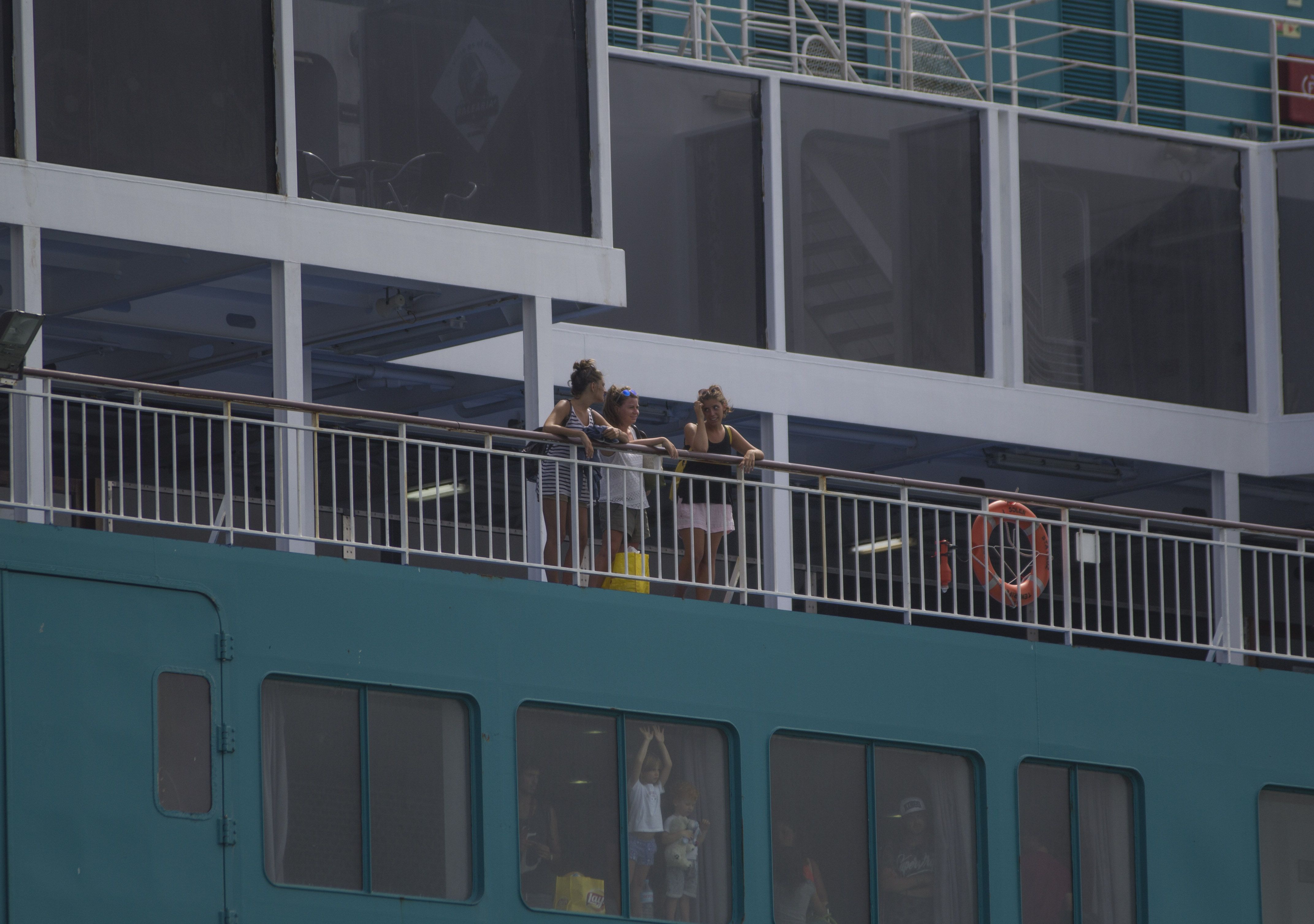 La sintonía inesperada entre barceloneses y cruceristas: todos encuentran la ciudad masificada