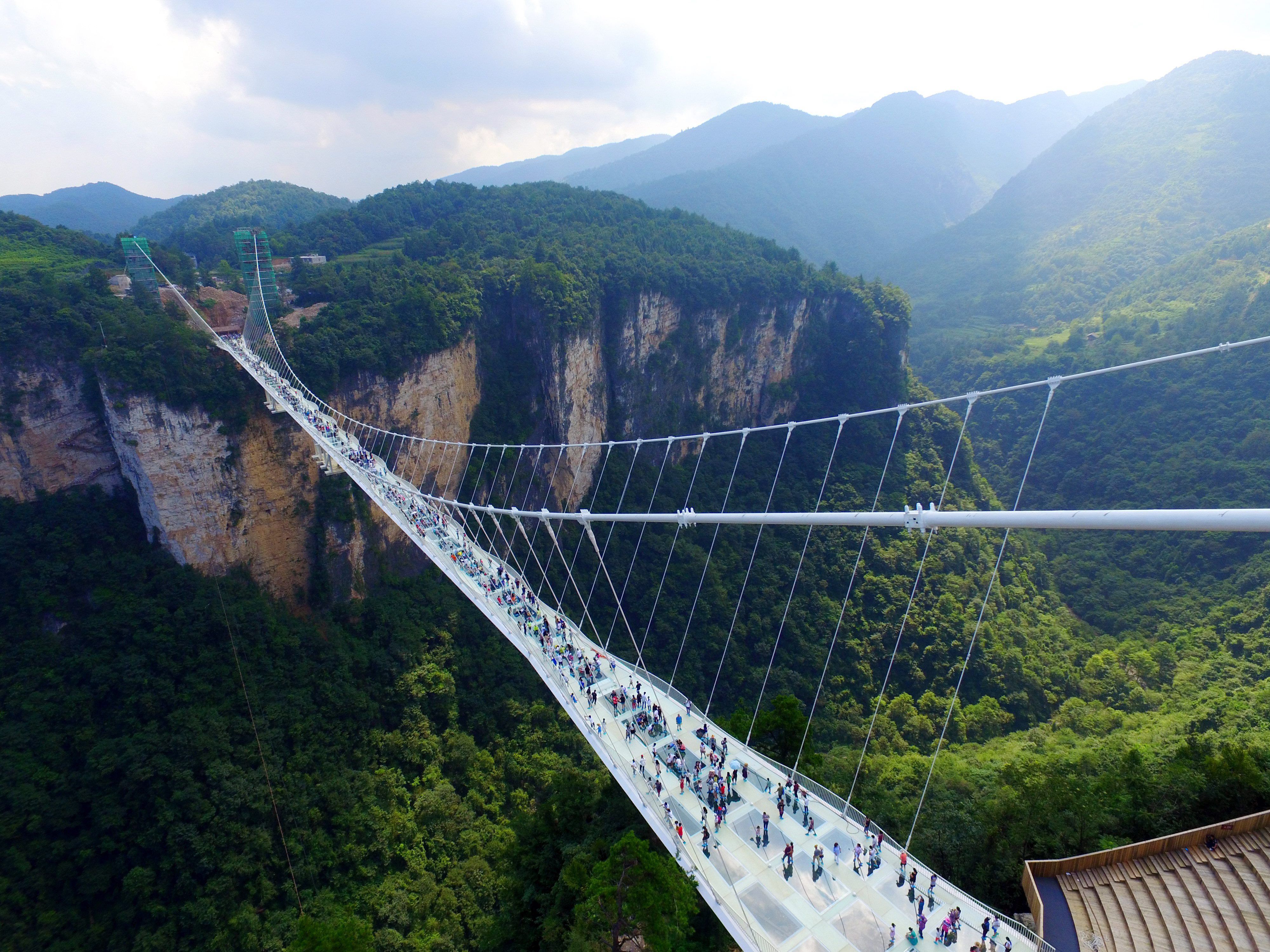 China inaugura el puente de cristal más largo y alto del mundo
