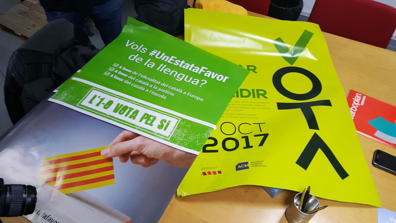 Rajoy es vanta de requisar 100.000 cartells de la campanya del referèndum