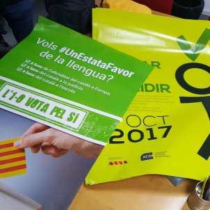 Rajoy es vanta de requisar 100.000 cartells de la campanya del referèndum
