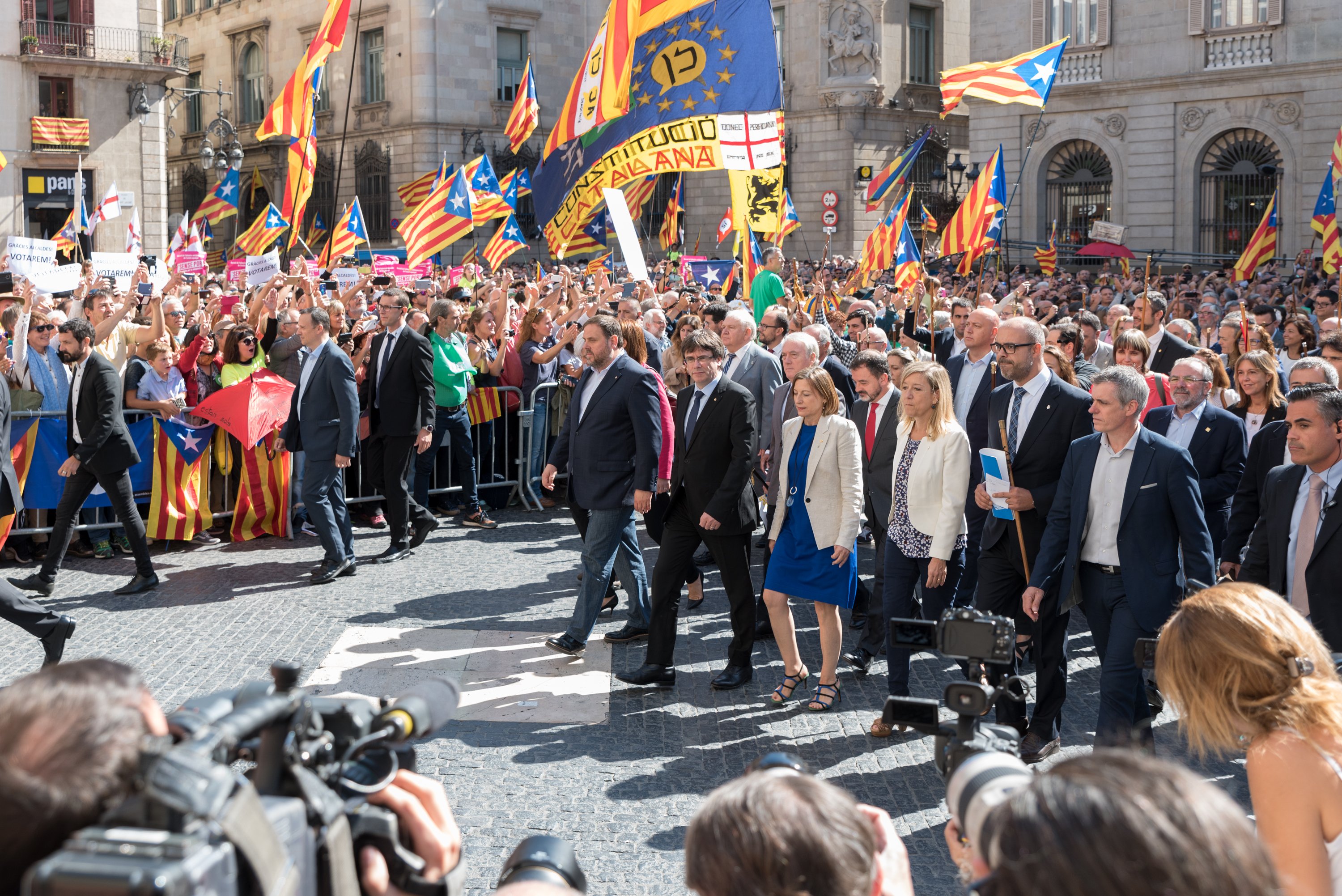 La AMI llama a las 700 alcaldías de la entidad a recibir a Carles Puigdemont