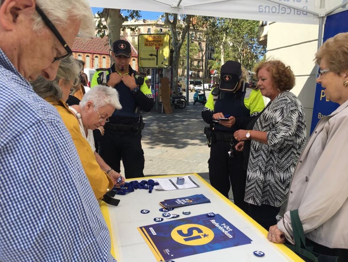 La Guardia Urbana de Barcelona requisa material pro-referéndum del PDeCAT