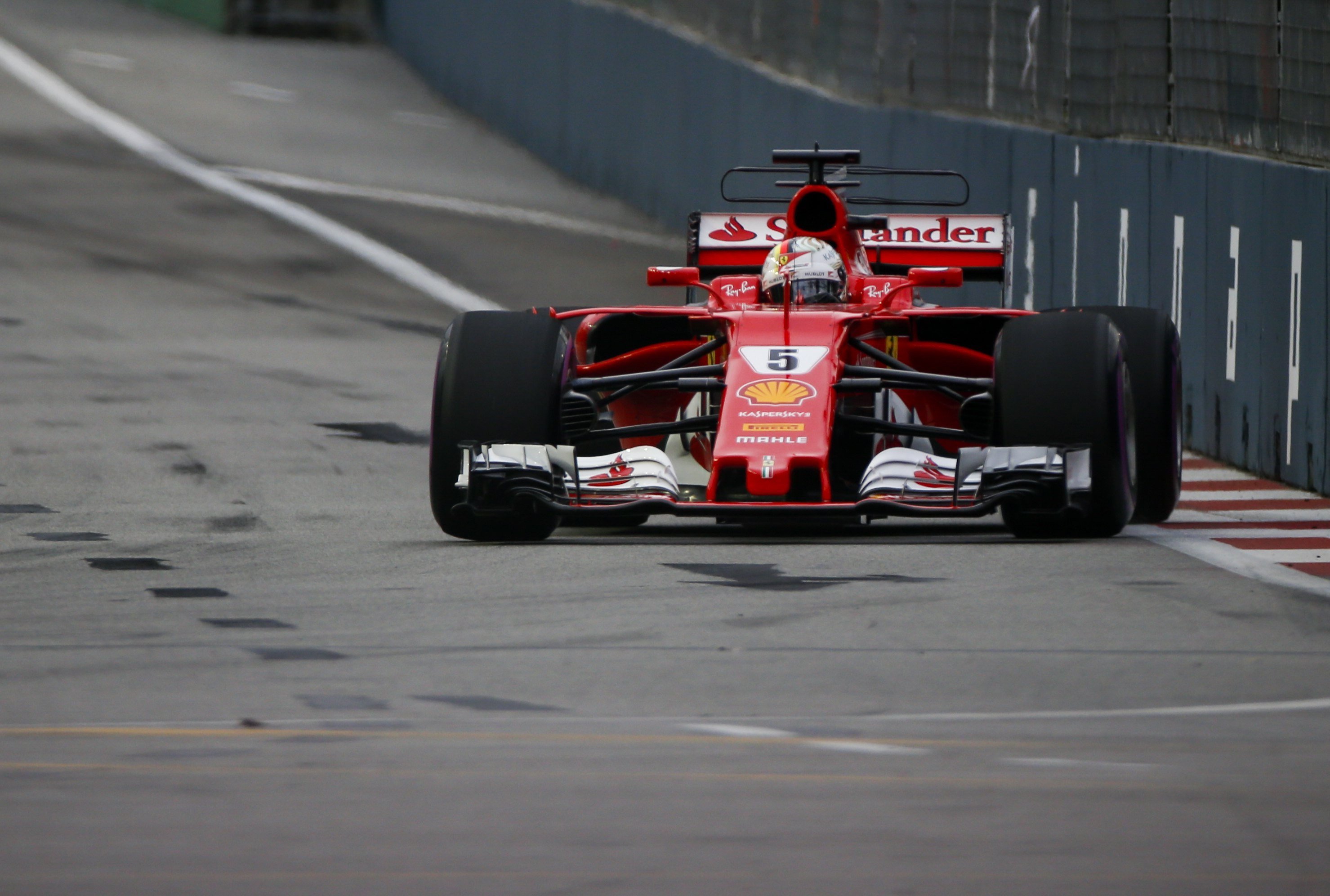 Vettel estableix la seva tercera pole de la temporada a Singapur