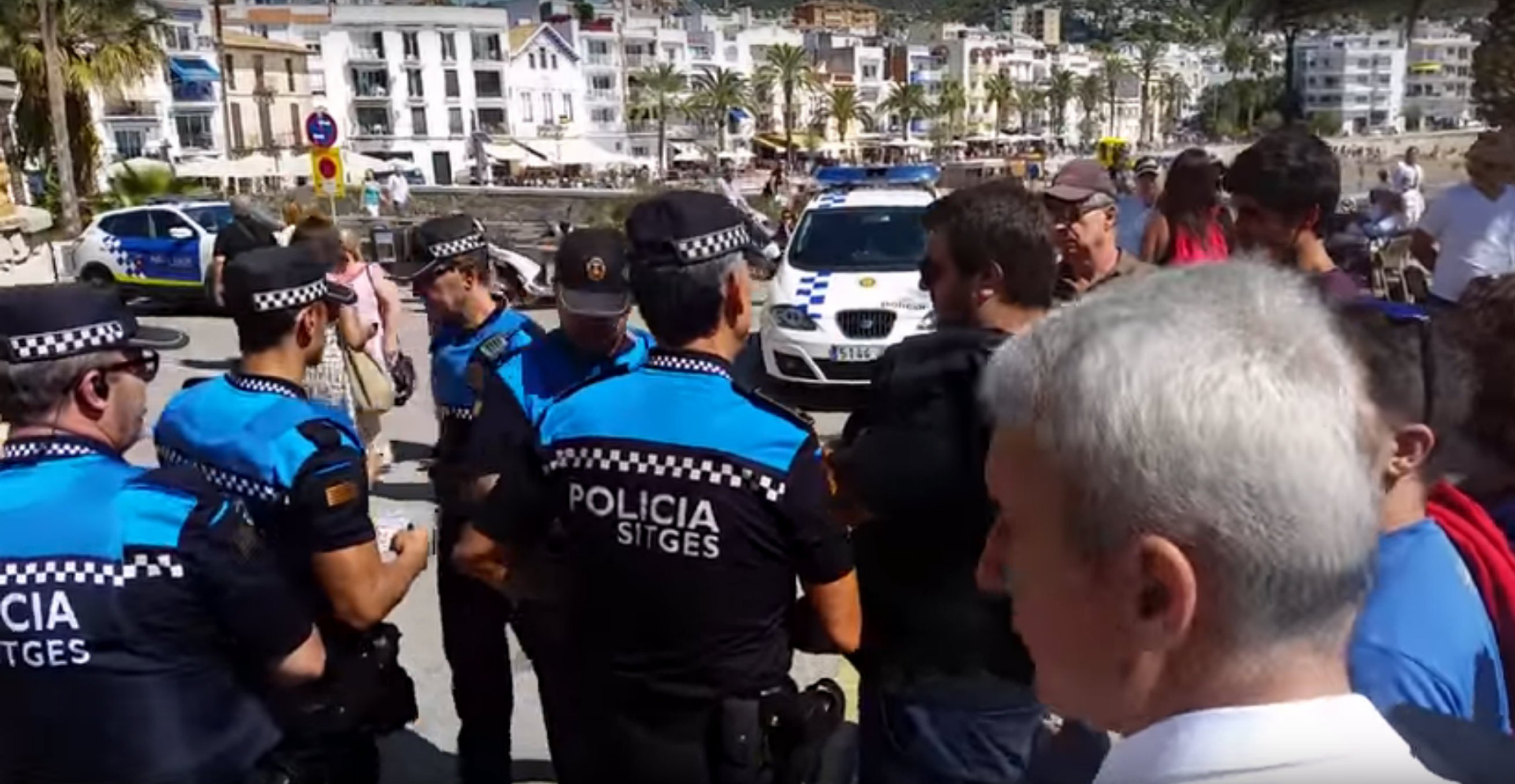 La policia local de Sitges irromp en un míting pel 'sí' i fotografia els assistents