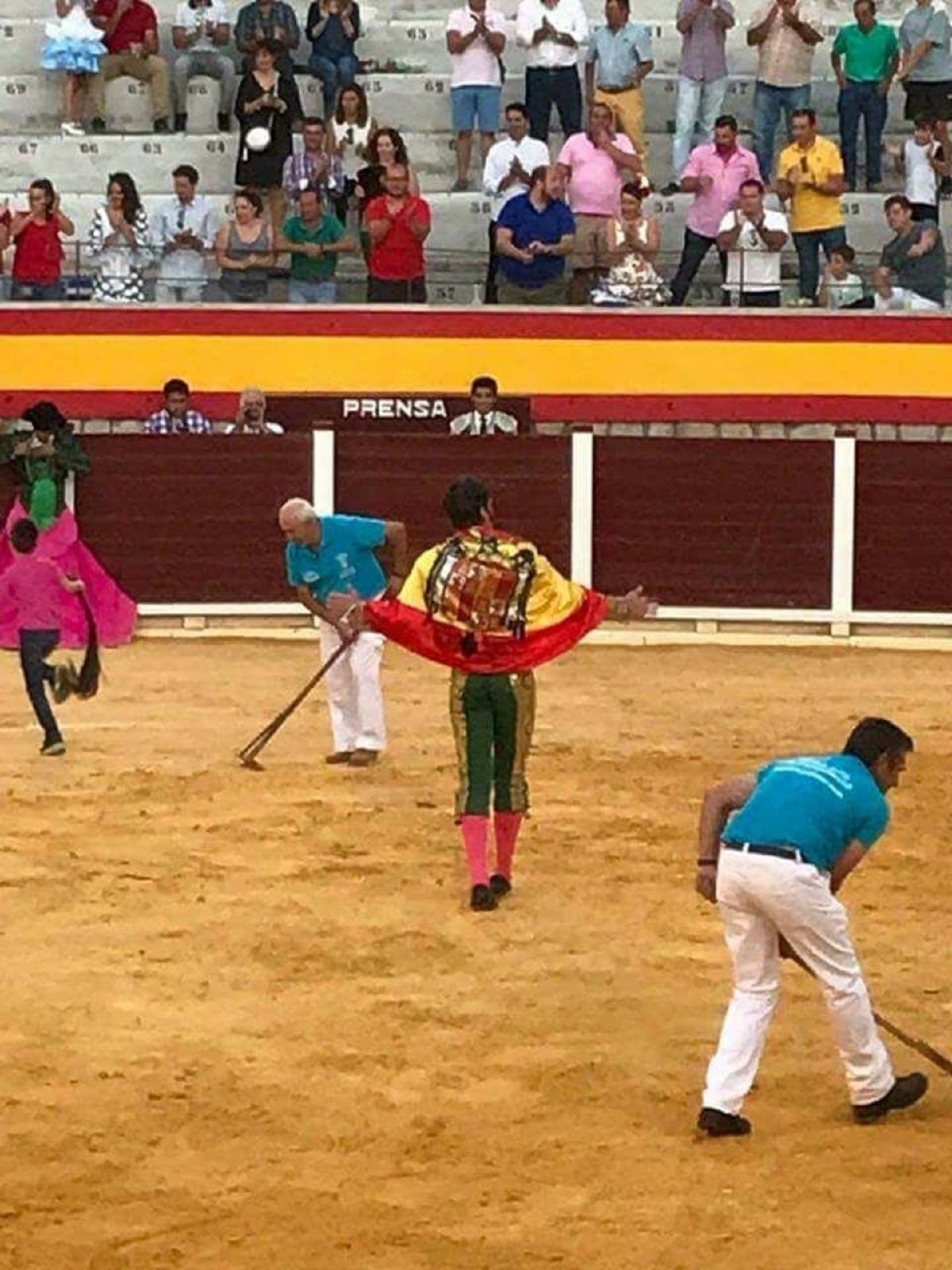 Indignació a la xarxa per un torero que llueix una bandera franquista