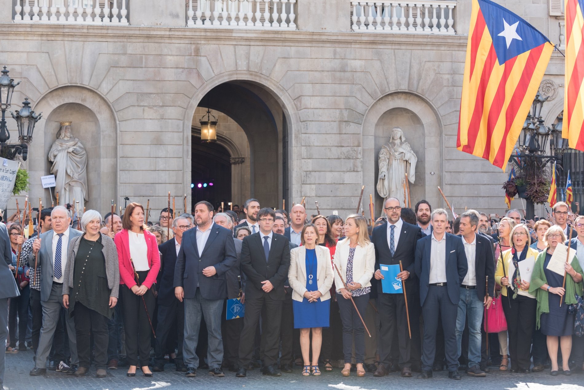 Puigdemont, davant dels alcaldes: “Que no subestimin el poble de Catalunya”