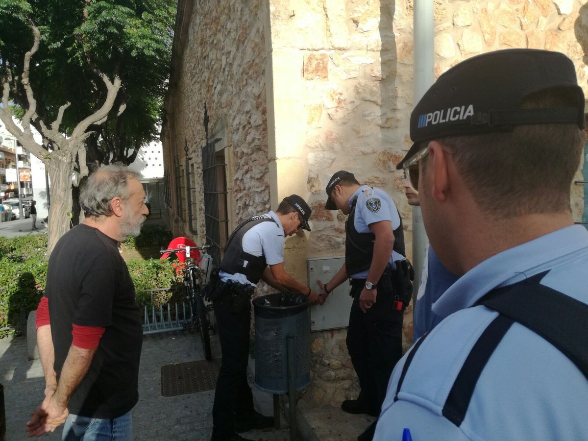 La policia talla la llum d'un acte de la CUP a Torredembarra