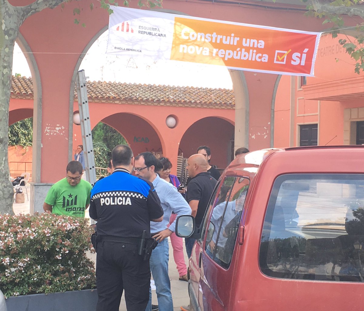 La Policía Local de Palafolls denuncia miembros de ERC por colgar una pancarta