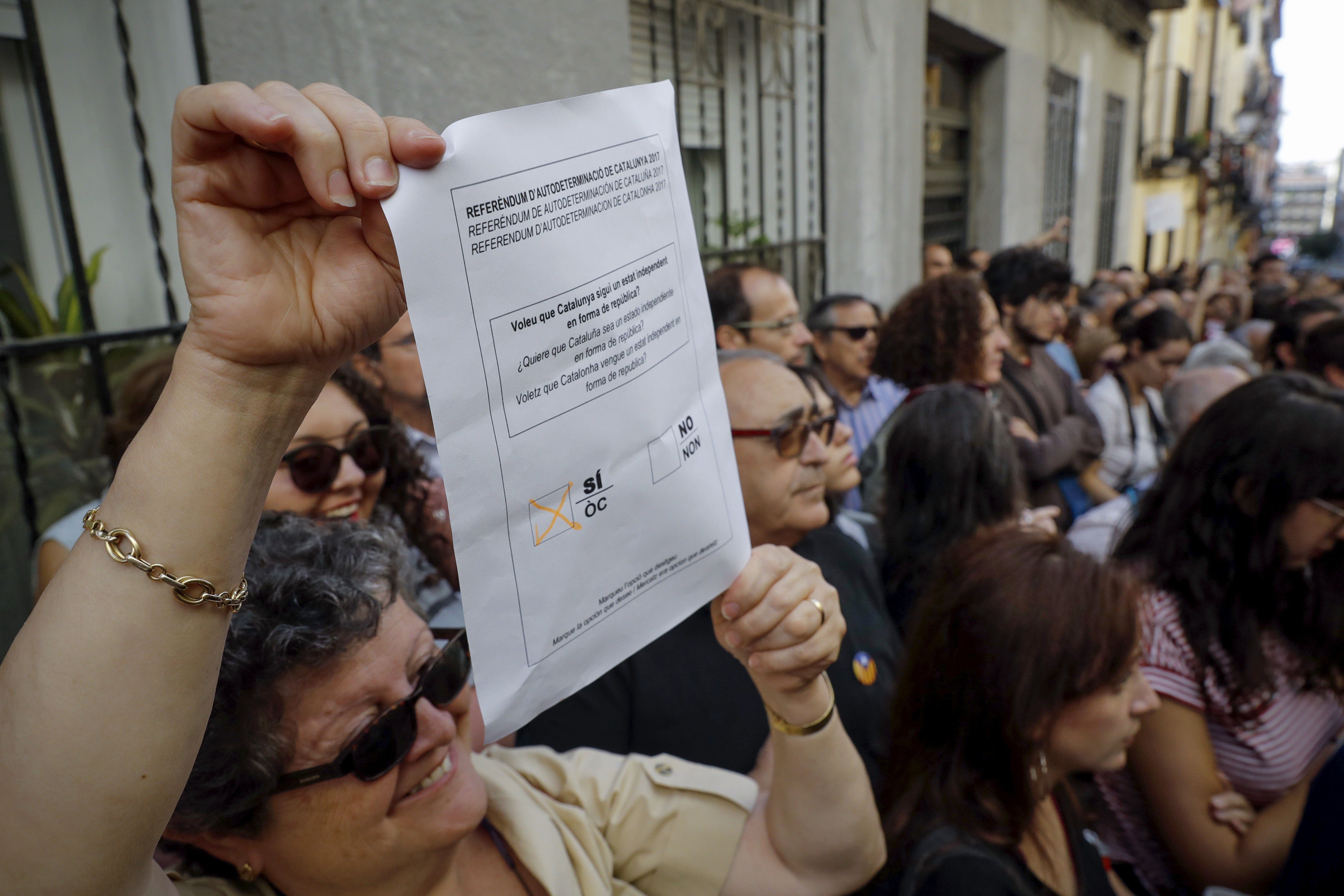 Madrid desafia la prohibició i dona suport a l’1-O