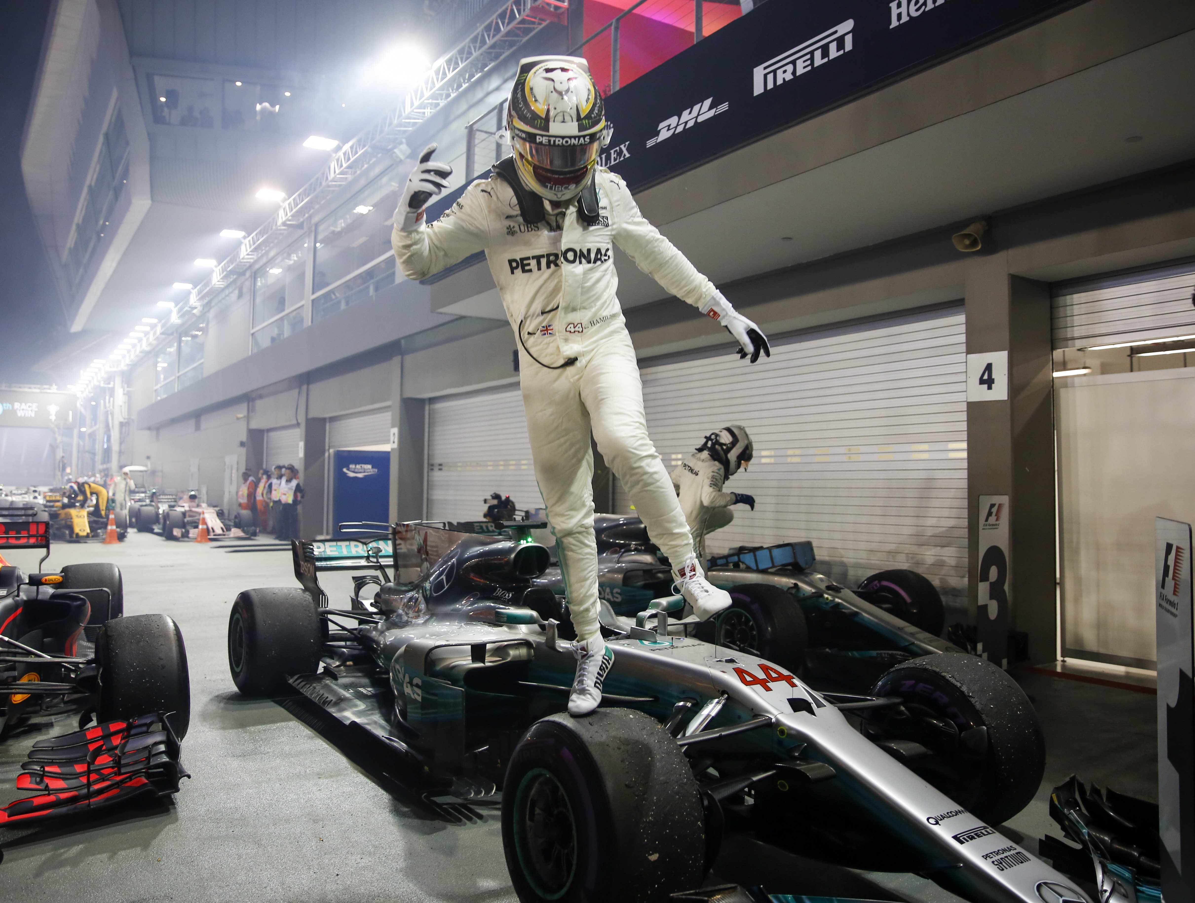 Hamilton sobreviu al drama de Vettel a Singapur