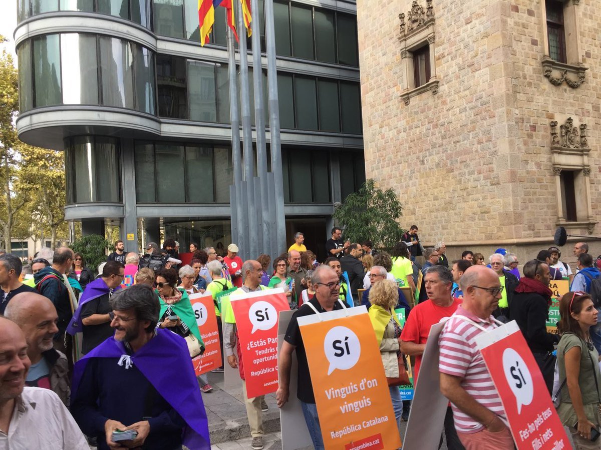 La Assemblea hace campaña por el 'sí' en medio de Barcelona