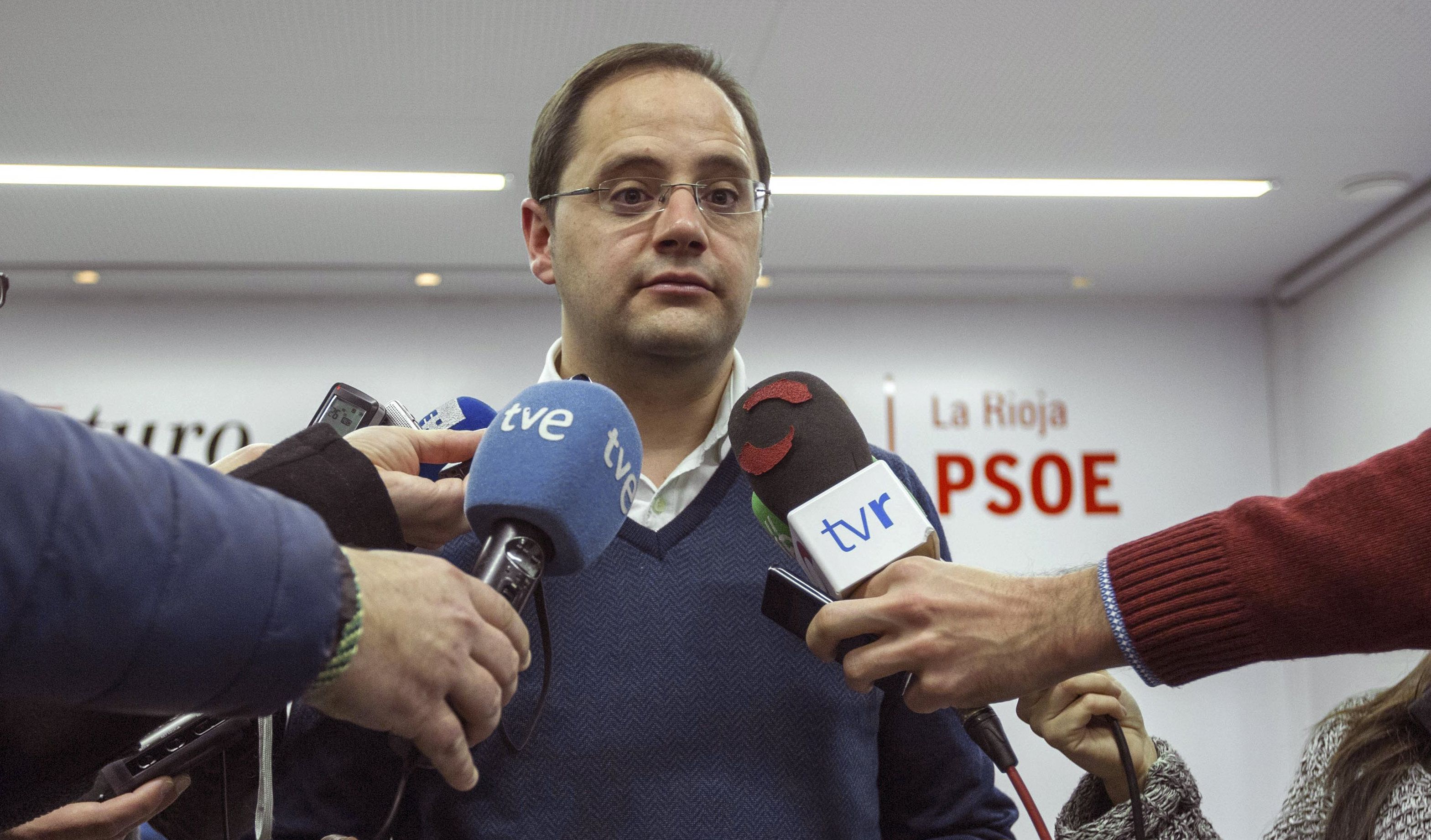 PSOE insta a Iglesias a consultar a las bases la investidura