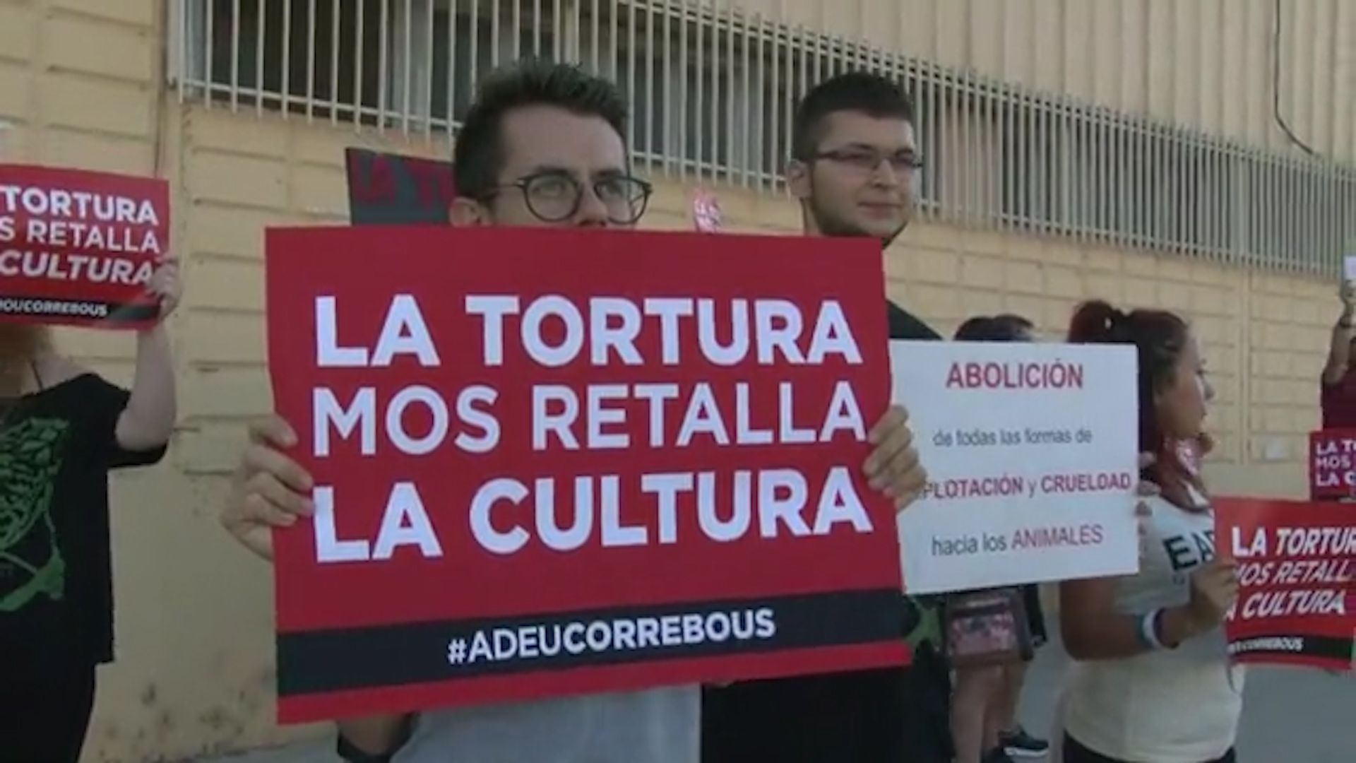 Video: Primera manifestación antitaurina en las Terres de l'Ebre