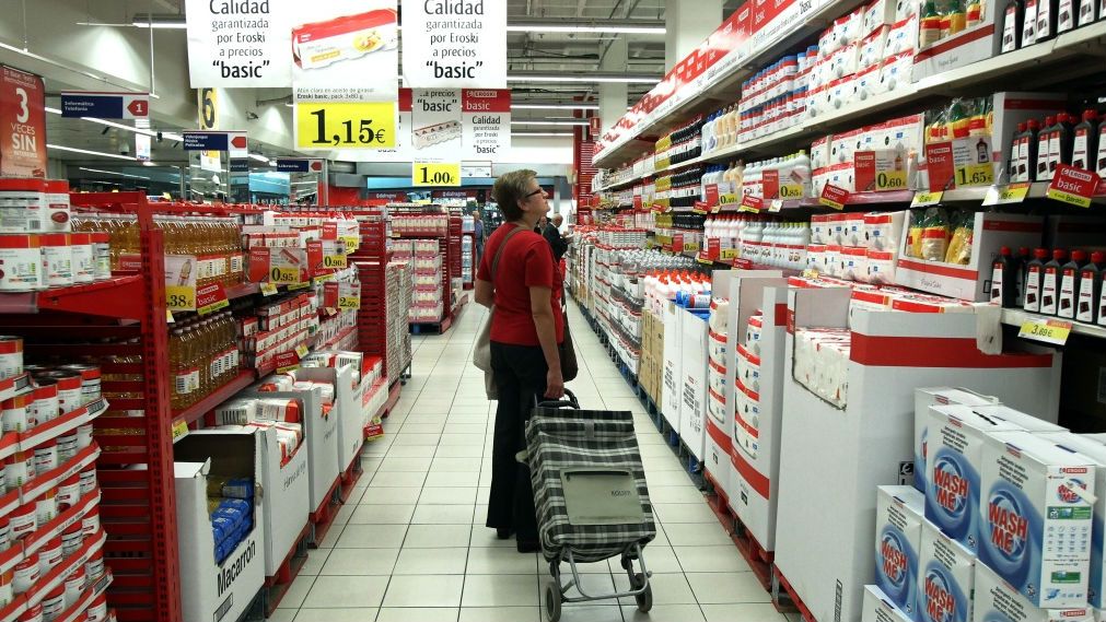 Eroski vende a Carrefour 4 hipermercados catalanes