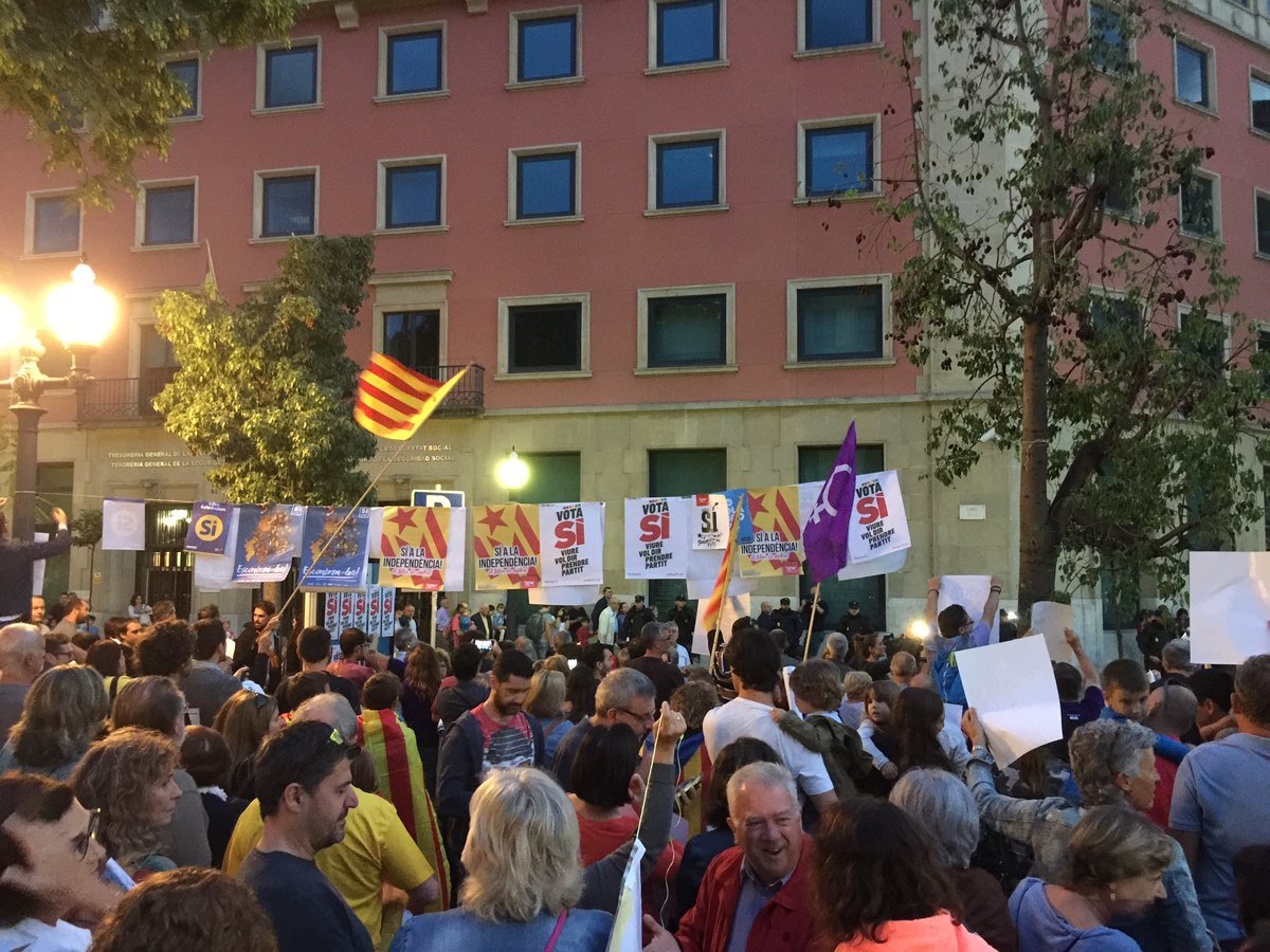 Pegada masiva de carteles en Tarragona delante de la Policía Nacional