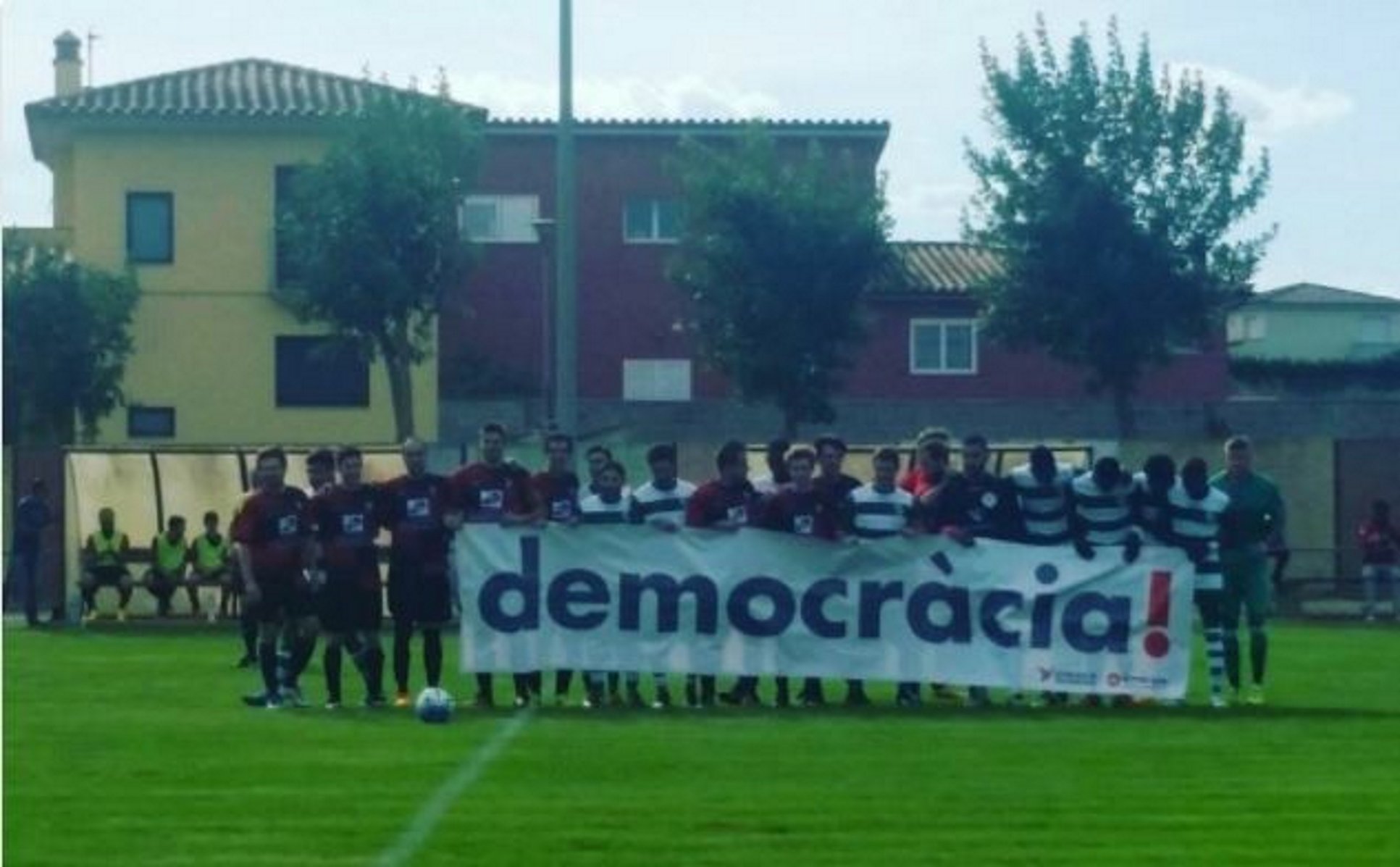 1-O: La foto reivindicativa que s'han fet els equips de Verges i Viladamat