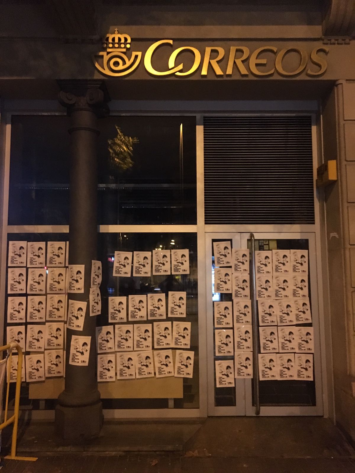 Barcelona se despierta empapelada de carteles del 1-O (y Correos también)