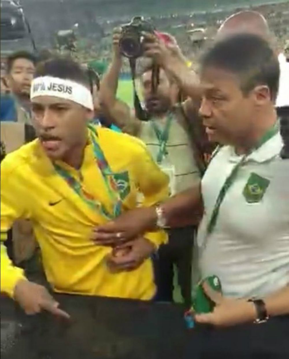 Neymar s'escridassa amb l'afició del Brasil