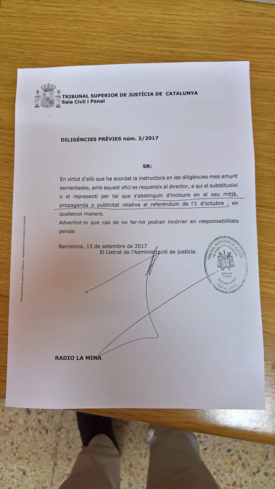 La Guàrdia Civil es presenta a Ràdio La Mina amb la notificació sobre l'1-O