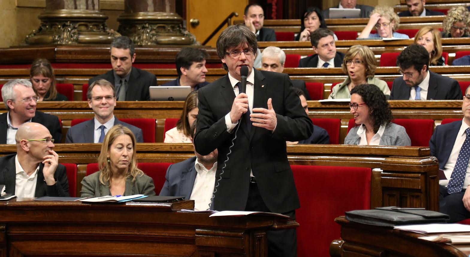 Puigdemont ve en el Congreso las exequias de la tercera vía