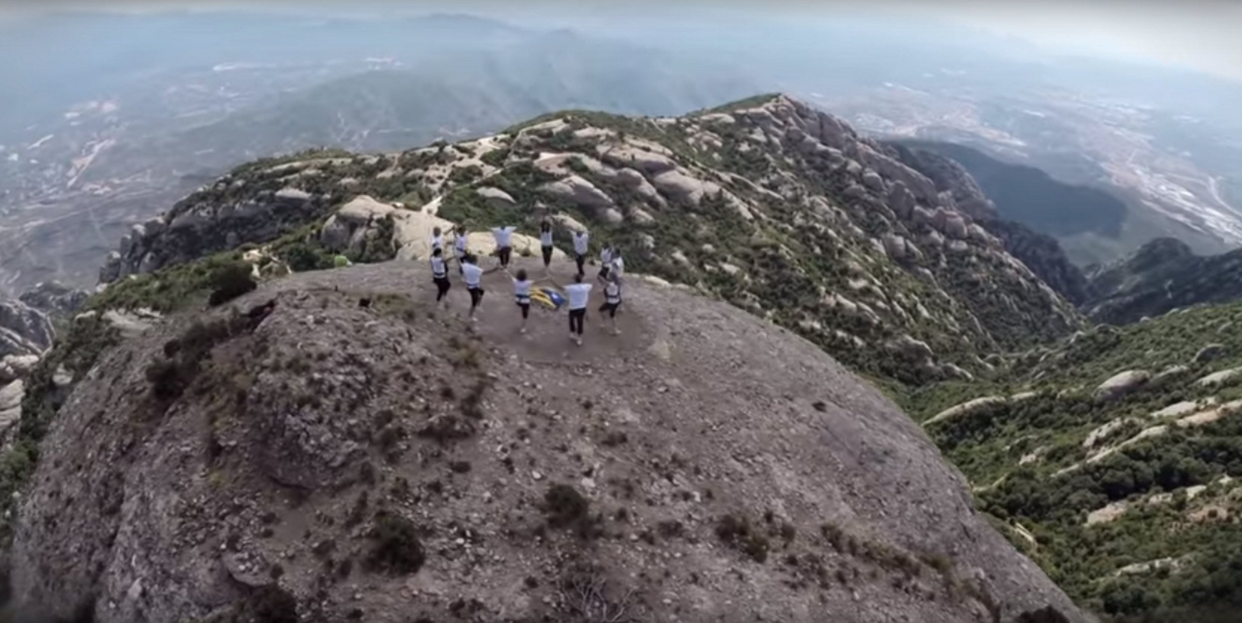 Sardana al cim d'una agulla de Montserrat