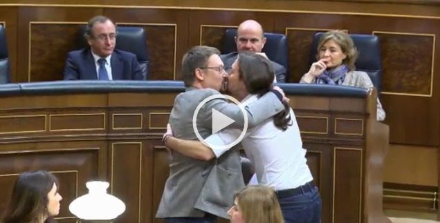 Vídeo: El petó a la boca de Domènech i Iglesias