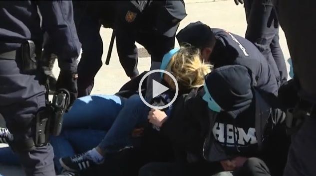 La policía desaloja un grupúsculo ultraderechista ante el Congreso