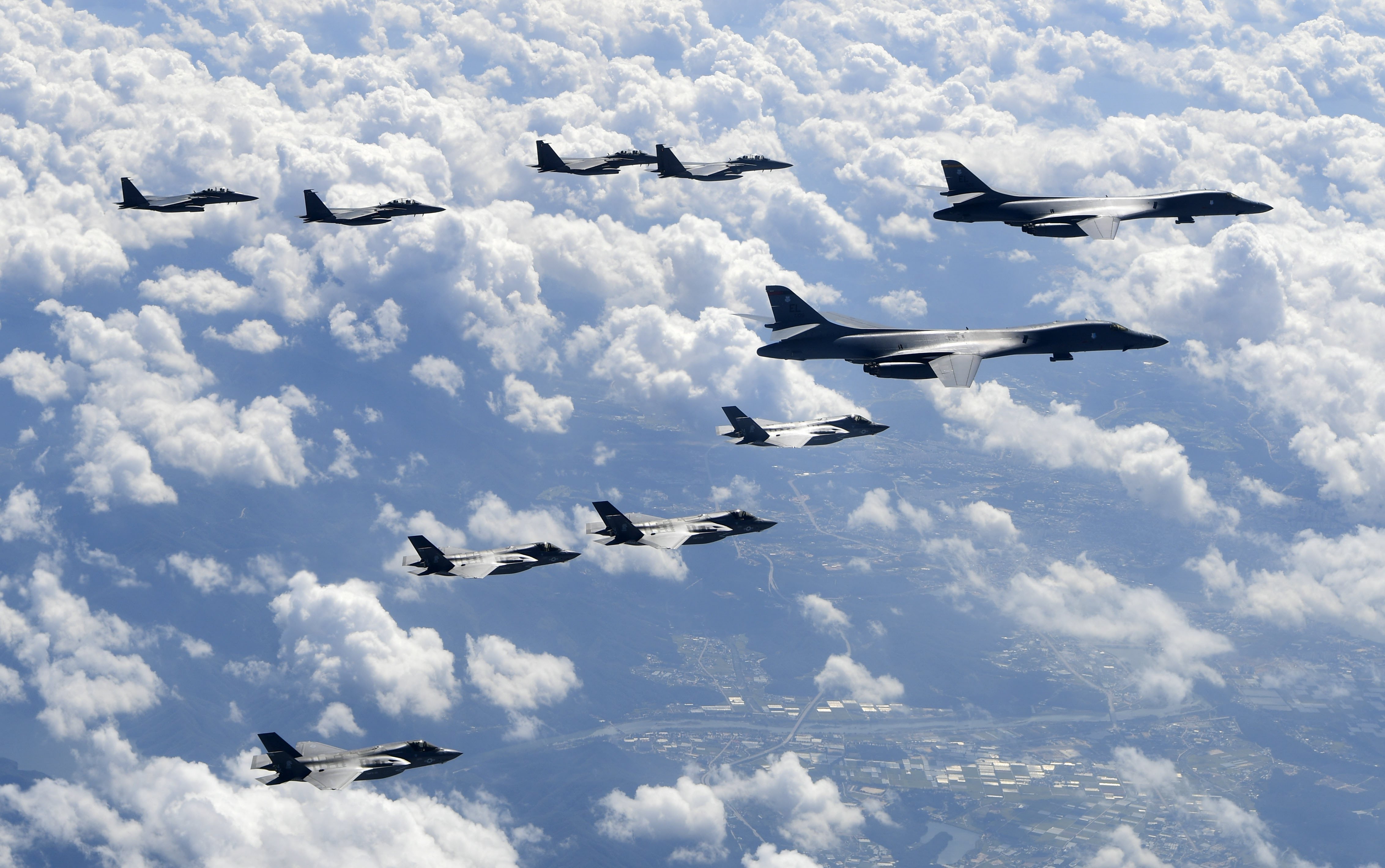 Aviones de los EE.UU. realizan maniobras militares cerca de Corea del Norte