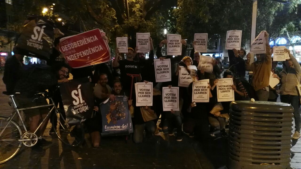 Centenars de persones surten a encartellar Catalunya pel referèndum