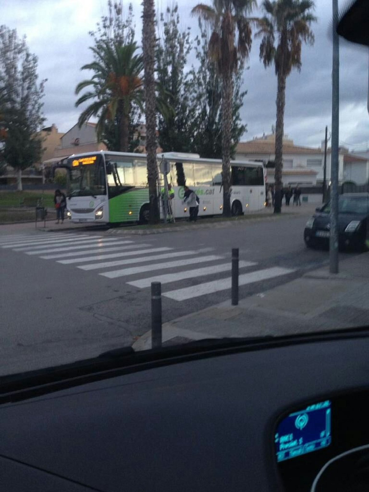 La brigada de limpieza de Sant Pere de Ribes retira pancartas del 1-O