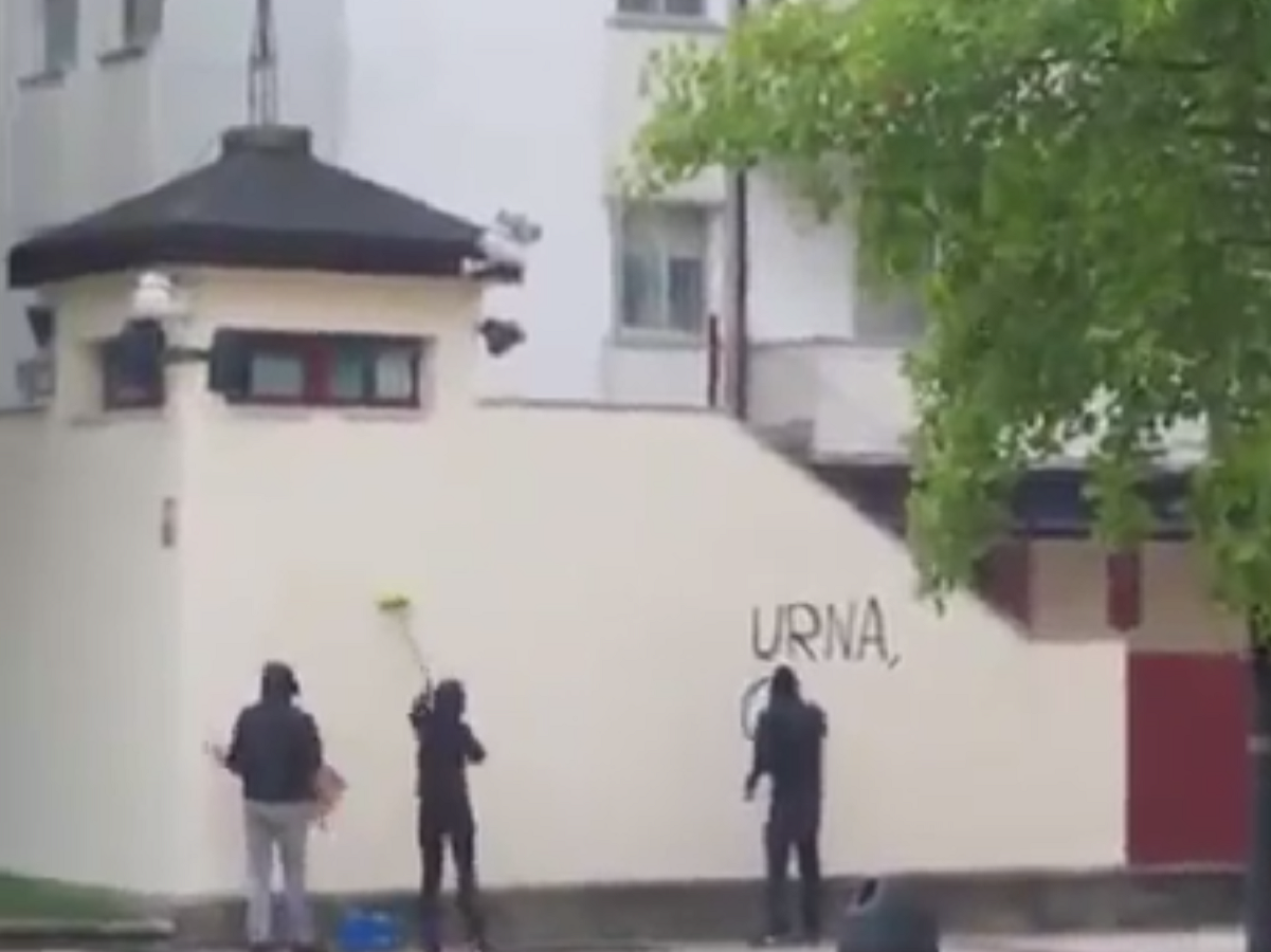 La pintada prorreferéndum de un cuartel de la Guardia Civil en Vitoria
