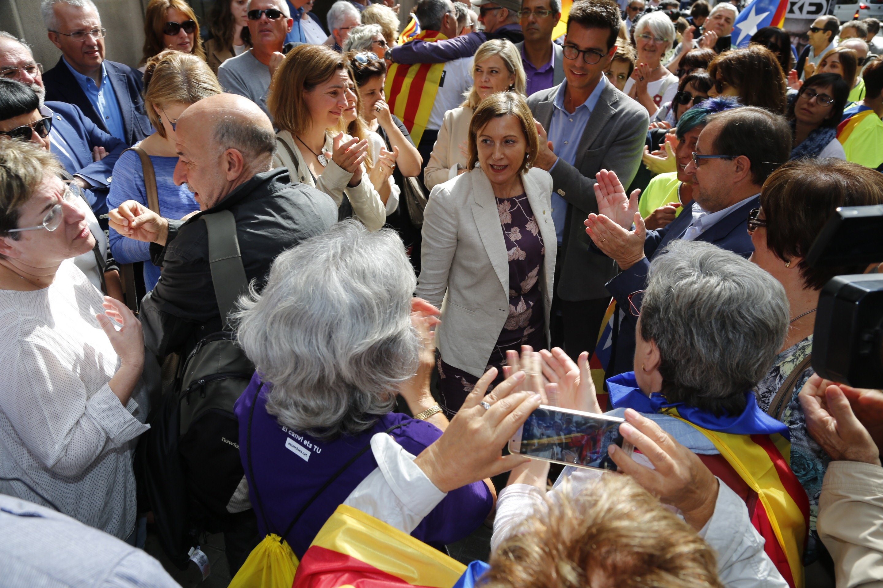 Large crowds turn out to support Catalan mayors summoned by the Public Prosecutor