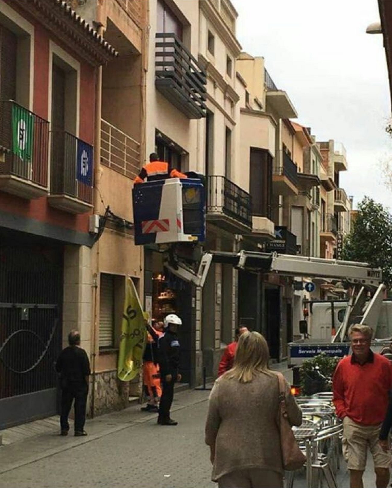 Denuncian que la policía de Malgrat retira banderas del 'sí' de balcones particulares
