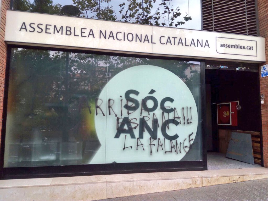 Aparecen pintadas de la Falange en la sede de la ANC en Barcelona