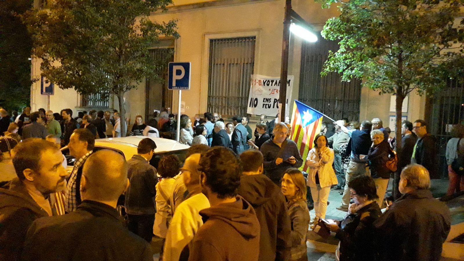 Concentració davant de la Policia Nacional de Reus després de la retenció d'un membre de l'ANC