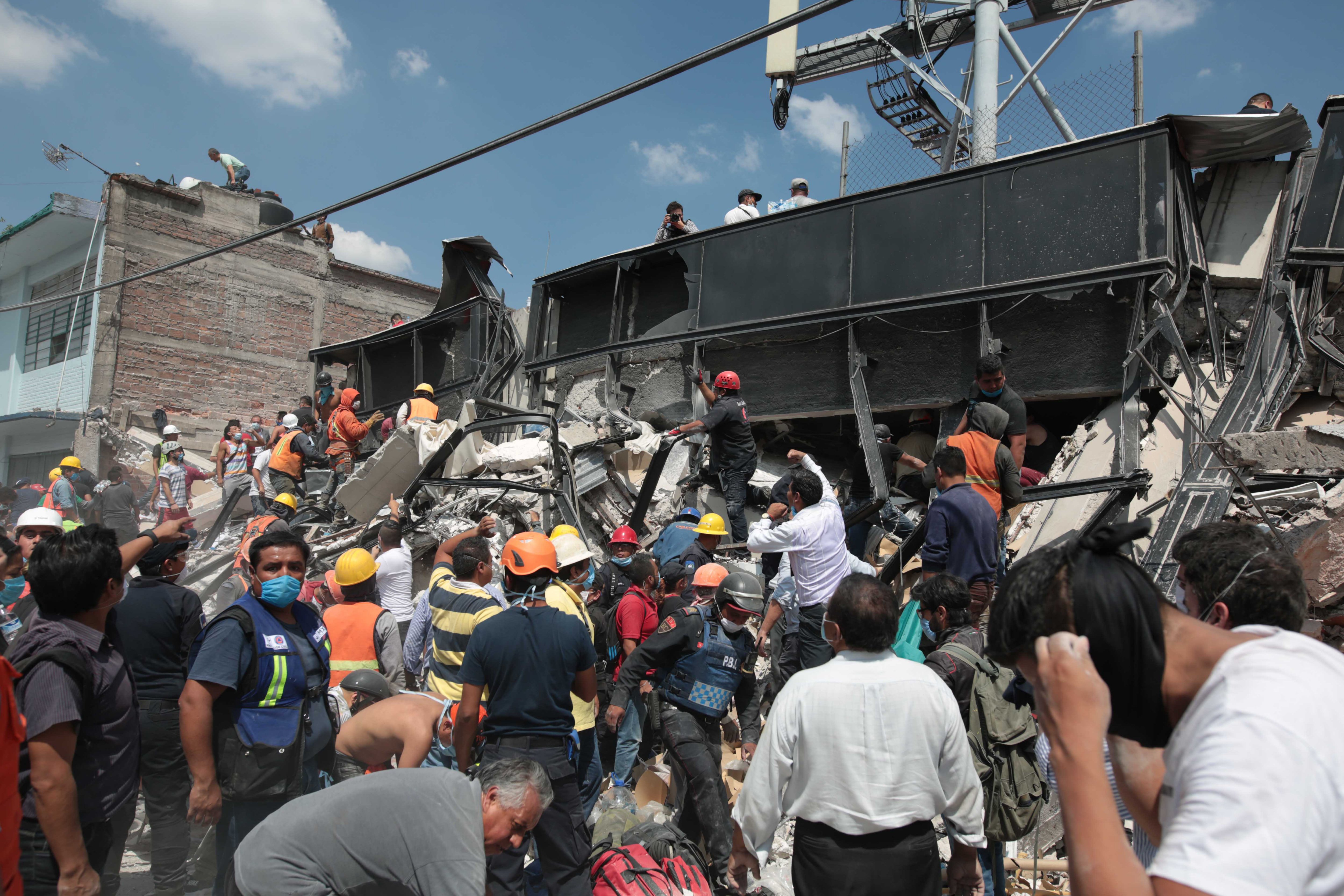 Almenys 226 morts a Mèxic després d'un terratrèmol de 7,1 graus