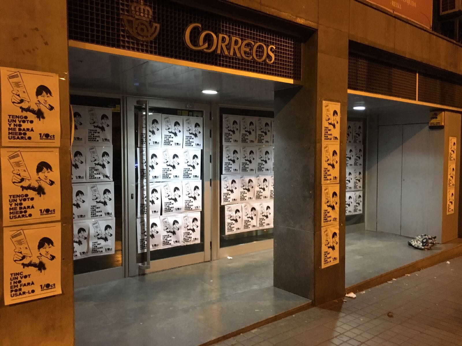 Moltes Mercès vuelve a empapelar una oficina de Correos en Barcelona