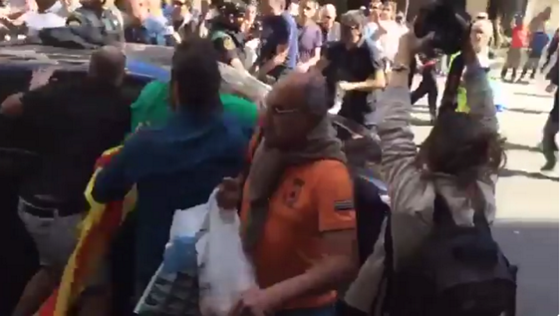 Vídeo: Un cotxe de la Guàrdia Civil amb un detingut accelera entre manifestants