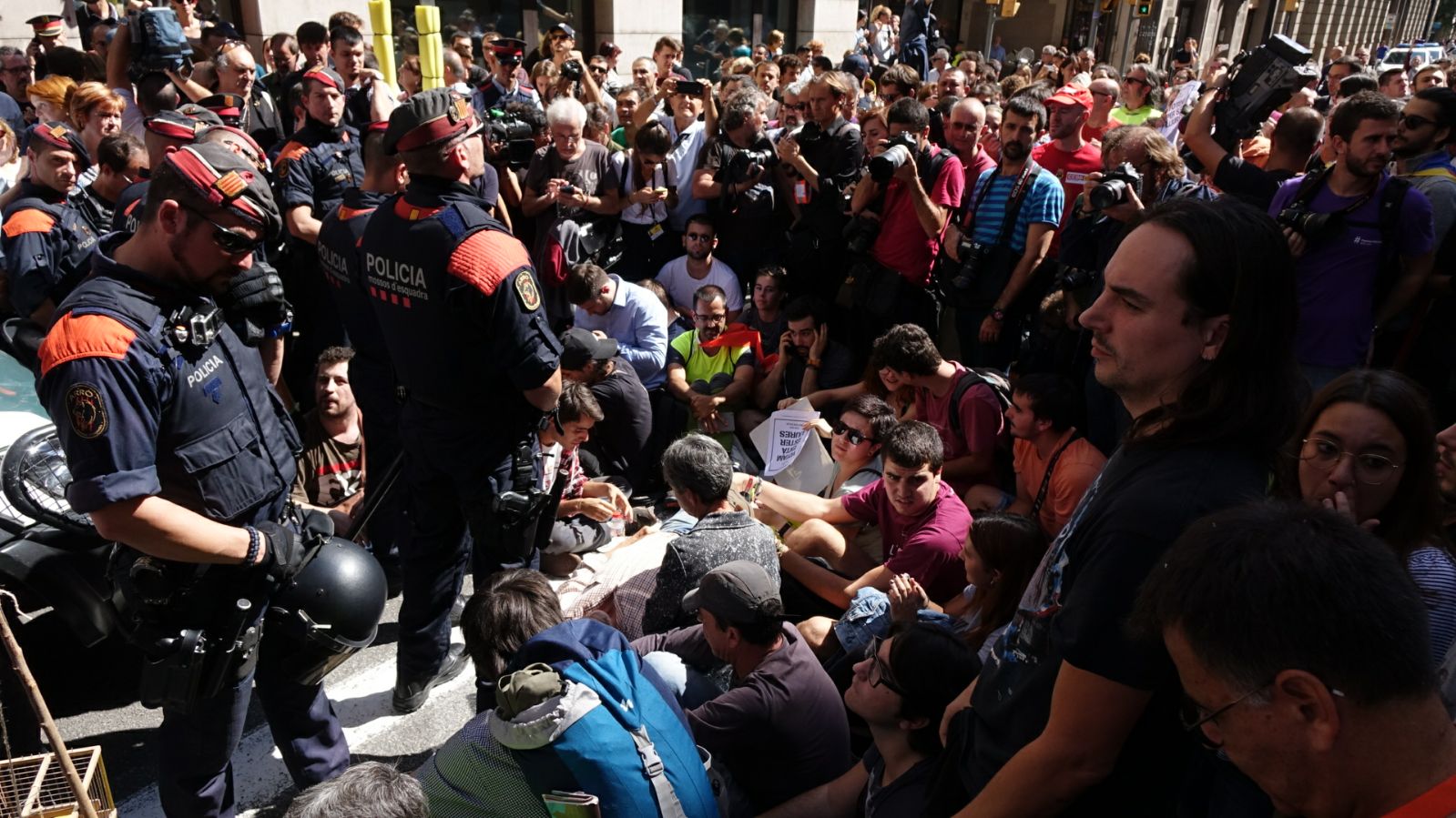Vídeo: aldarulls entre Mossos i manifestants a la Via Laietana