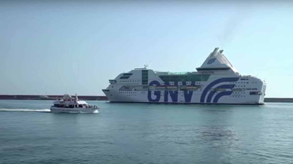Vídeo: El 'Rhapsody', el vaixell que ha atracat a Barcelona per acollir els policies de l'1-O