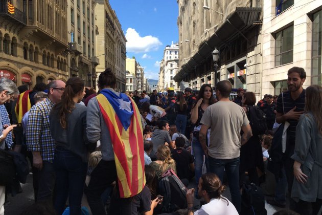 Via Laietana plena de gent concentrada contra la intervenció de la Guàrdia Civil / VC