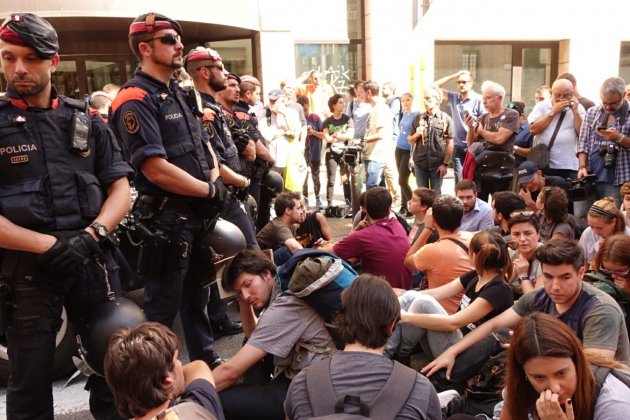 Els Mossos a Via Laietana / Roberto Lázaro