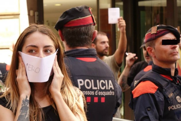 Mossos a Via Laietana / Roberto Lázaro