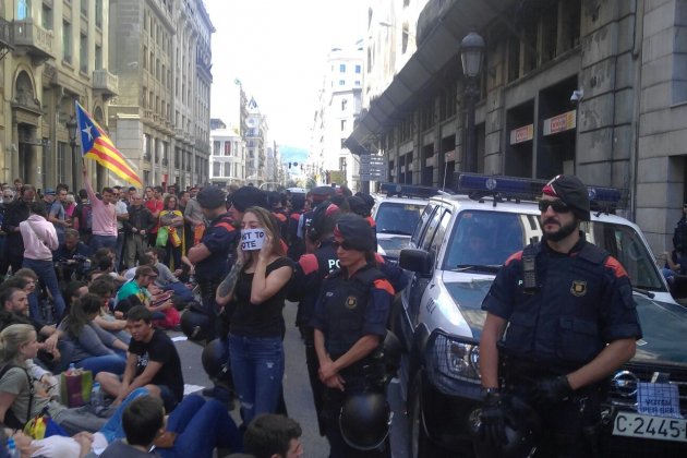 We want to vote amb els mossos / GN